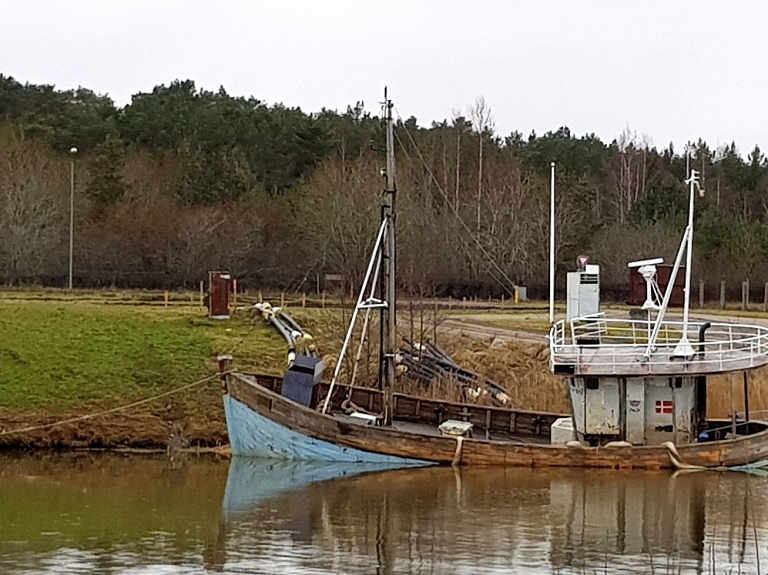 Pāvilostā pusgrimis stāv uzņēmēja Fonteina kuģis