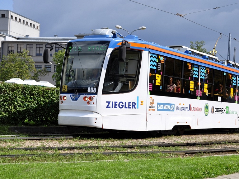 Nepilngadīgie Daugavpilī izstumj no tramvaja un aplaupa vīrieti