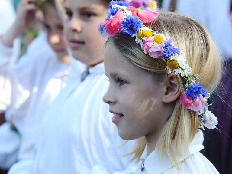 Februārī Liepājā notiks bērnu un jauniešu vokālo ansambļu un solistu konkurss "Pērļu lietus"