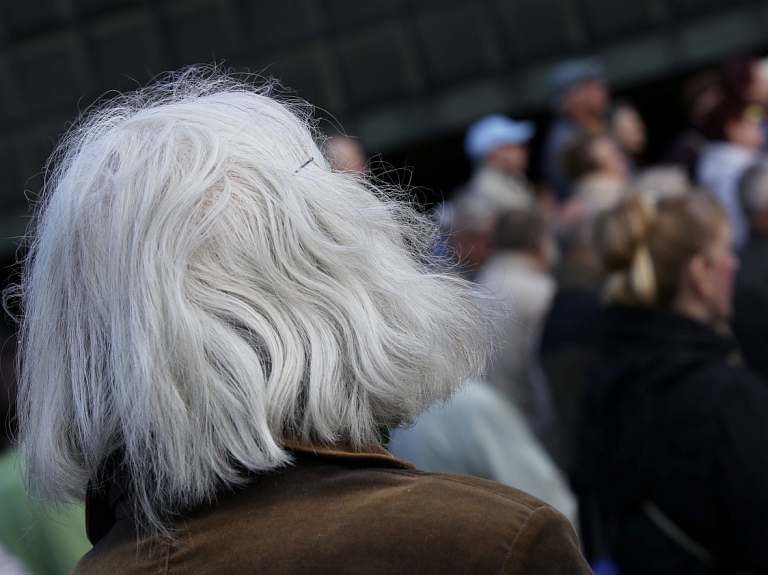 Līdz ar iespēju saņemt pusi no mūžībā aizgājušā laulātā pensijas Ozolnieku novadā audzis senioru laulību skaits