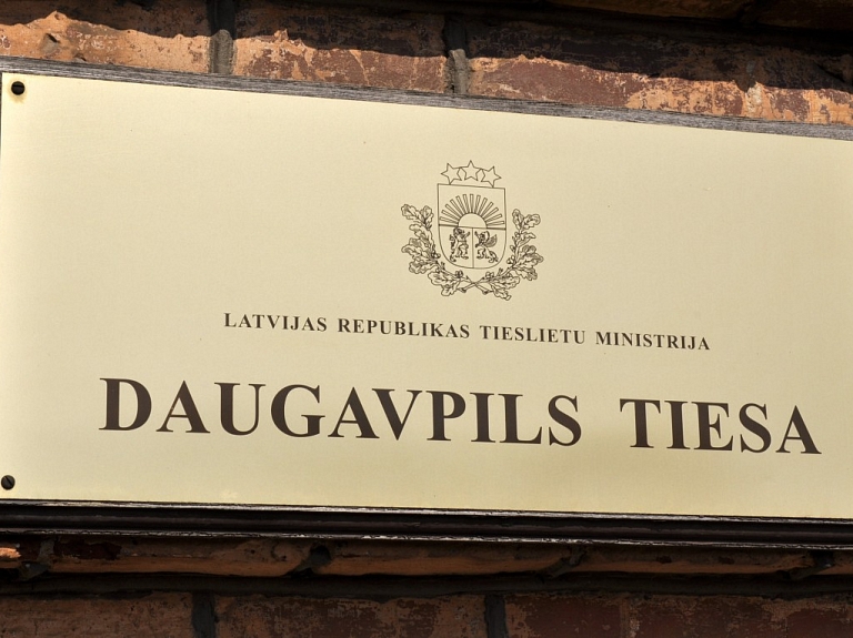 Daugavpils tiesas darbu otro dienu pēc kārtas traucē viltus zvani par ārkārtas situāciju