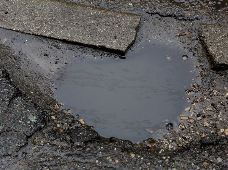 Vēl pāris Rīgas ielās bedru dēļ samazina atļauto braukšanas ātrumu