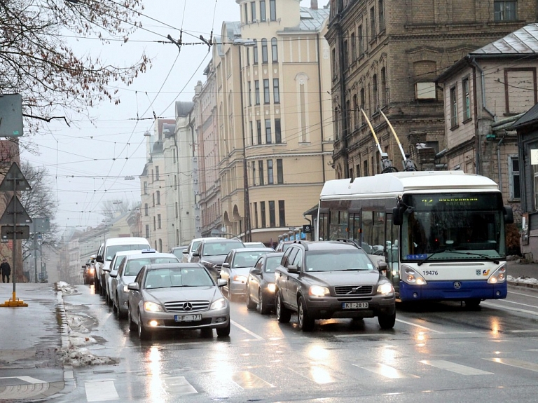 Pūce pieprasījis Ušakovam skaidrojumus par VK atklātajiem pārkāpumiem transporta jomā