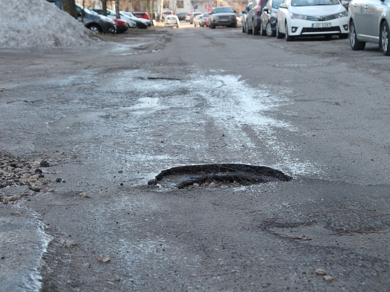 Daudzās Rīgas bedrainajās ielās pagaidām sola tikai bedru lāpīšanu