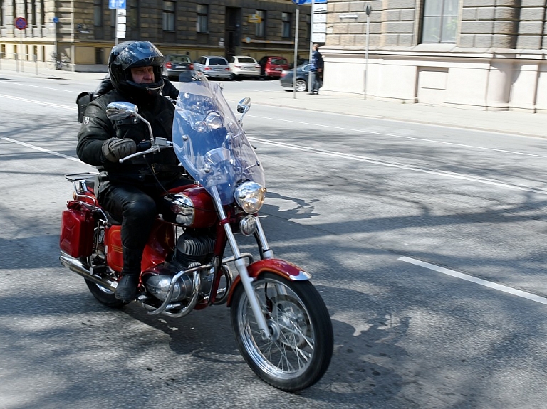 Policija neiebilst iecerei ļaut ar mopēdiem un motocikliem braukt sabiedriskā transporta joslās