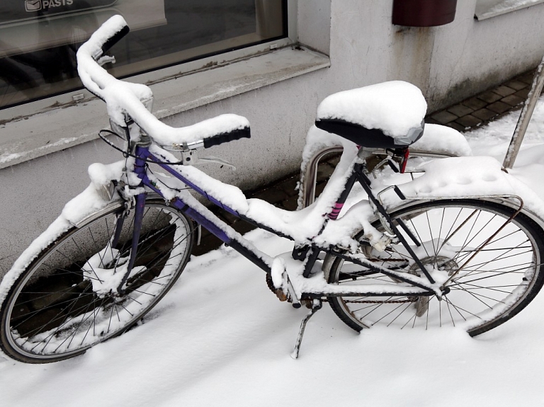 Jelgavā par pusaudža-velosipēdista notriekšanu tiek meklēta autovadītāja