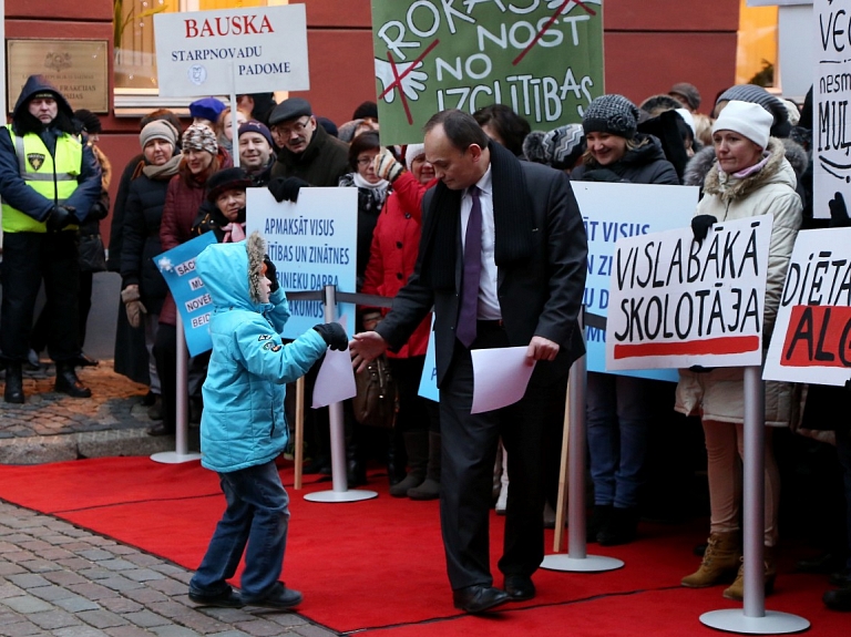 Kultūras darbinieki atbalsta LIZDA pieteikto pedagogu piketu prasībā pildīt darba samaksas paaugstināšanas grafiku