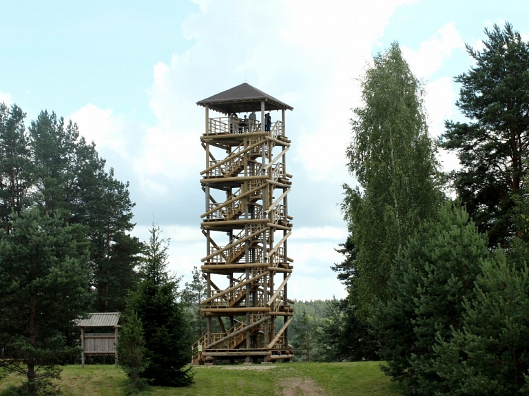 Līdz aprīļa vidum plāno pabeigt remontdarbus skatu tornī Latvijas trešajā augstākajā kalnā