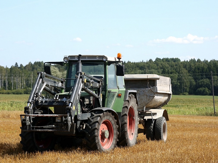 Kuldīgas novadā no dīķa izvelk bojāgājušu traktoristu