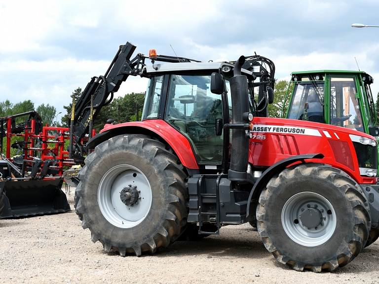 Gulbenē sadedzis 60 000 eiro vērts traktors