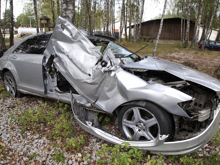 Uz Valmieras šosejas divu automašīnu sadursmē cietuši pieci cilvēki