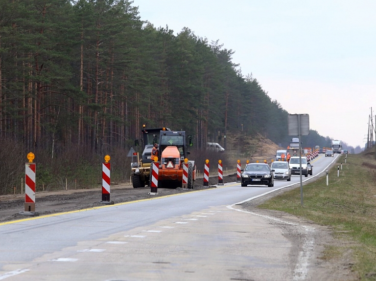 Atgādina par satiksmes ierobežojumiem ceļu remontu un brīvdienās gaidāmo pasākumu dēļ