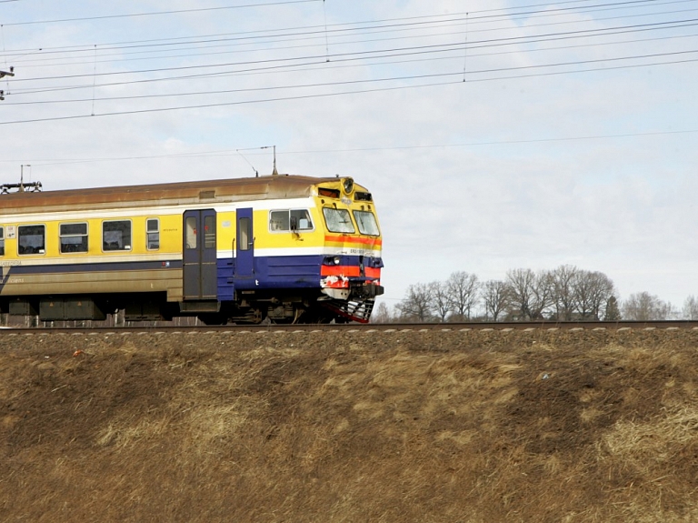 Uz Tukuma virziena elektrovilciena jumta atrasts strāvas nosists pusaudzis