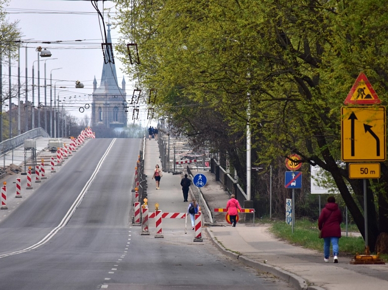 precizēta, papildināta - Daudzi gājēji un velosipēdisti izmanto iespēju pārvietoties pa Deglava tiltu