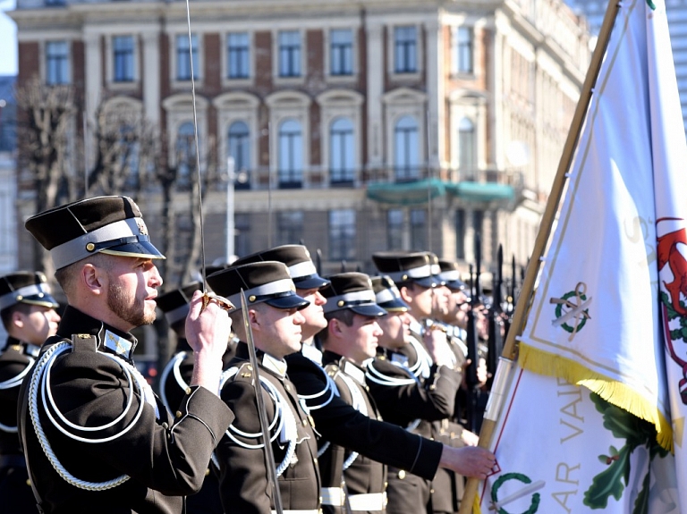 Jēkabpilī aizliedz privāto dronu un kuģošanas līdzekļu izmantošanu militārās parādes laikā