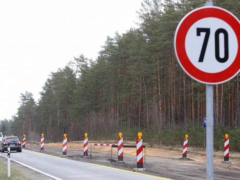 Autovadītājiem jārēķinās ar visos Latvijas reģionos ceļu remontdarbu dēļ ieviestiem satiksmes ierobežojumiem