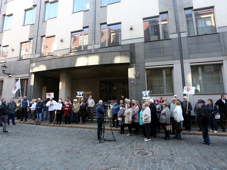 papildināta - Pie VARAM protestē aptuveni 60 ar administratīvi teritoriālo reformu neapmierināti Ikšķiles novada iedzīvotāji