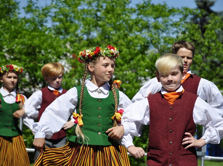 Alūksnē tautas deju festivāla "Latvju bērni danci veda" pulcēsies 4000 dalībnieku