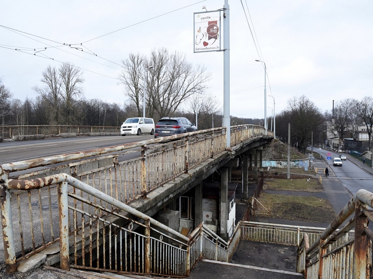 Burovs licis nekavējoties slēgt tramvaju satiksmi pār Brasas tiltu