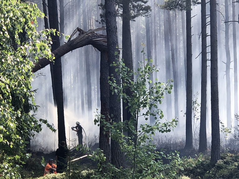 Turpinās vairāku paaugstinātas bīstamības ugunsgrēku dzēšana