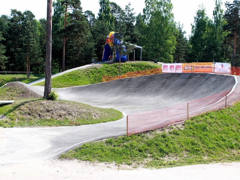 Jaunajā BMX trasē Valmierā pabeigti virāžu asfaltēšanas darbi