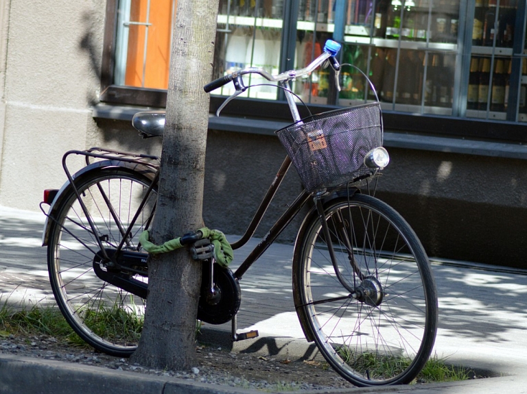 Jelgavā autovadītājs notriec velosipēdistu un pamet notikuma vietu