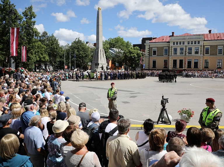 Cēsu kauju simtgades svinības pulcējušas vairāk nekā 20 000 apmeklētāju