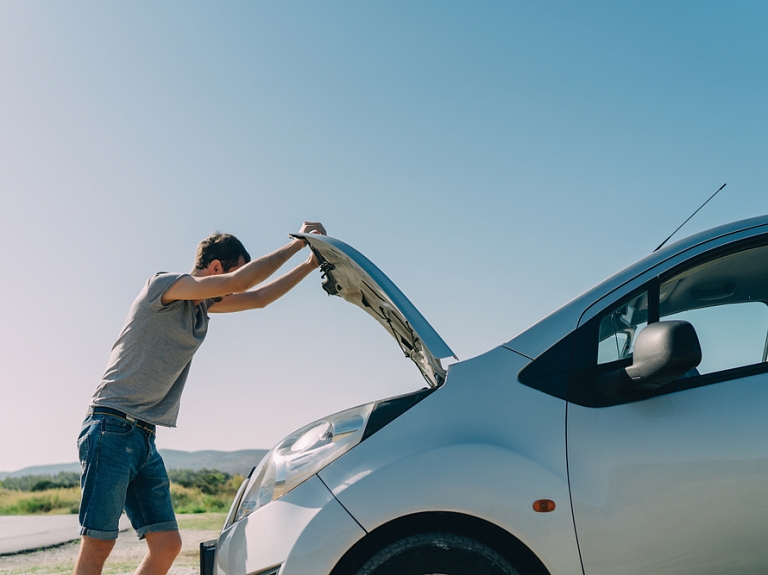 Kā saglabāt auto akumulatoru darba kārtībā ilgi?

