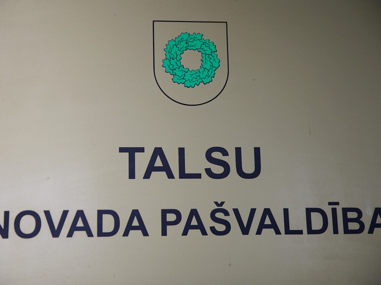 Seši Talsu novada koalīcijas deputāti vēlas gāzt domes priekšsēdētāju Karolu