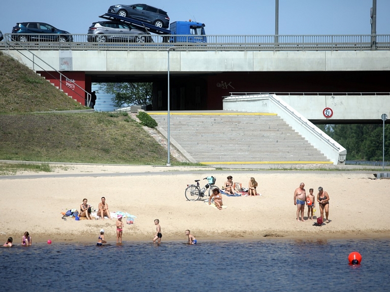 Ūdens temperatūra vairumā peldvietu no +15 līdz +18 grādiem