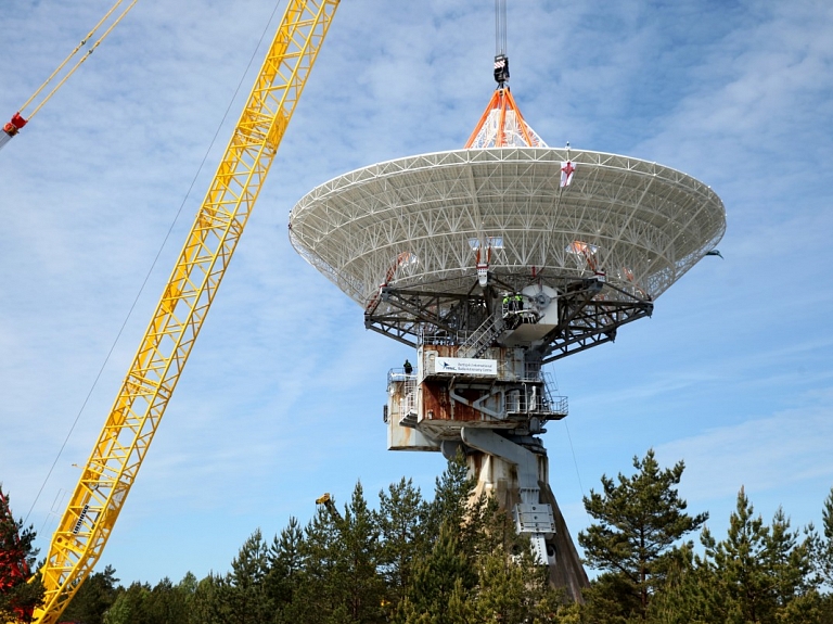 Irbenē sāk montēt jaunās radioteleskopa antenas