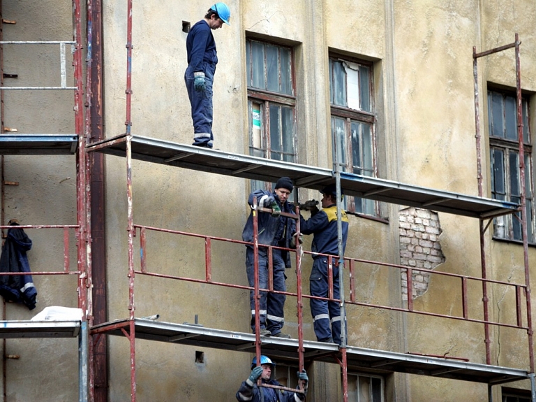 Pārbaudes reidā Vecumnieku būvniecības objektā VDI konstatē nedrošas un normatīviem neatbilstošas sastatnes