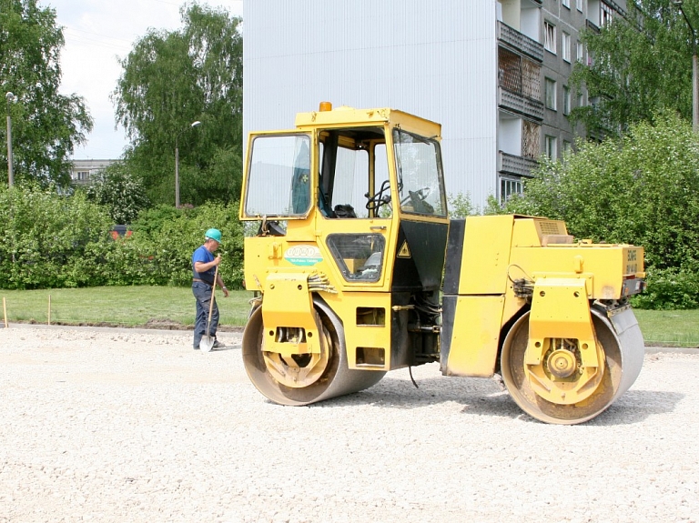 Asfalta virskārtas ieklāšanas dēļ būs slēgta satiksme Pleskavas ielā Alūksnē