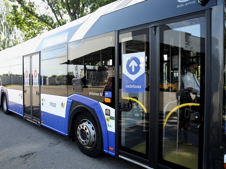 Rīgas sabiedriskajā transportā jūlijā pieķēra par 18% vairāk bezbiļetnieku nekā mēnesi iepriekš