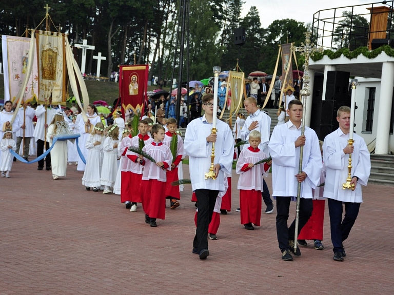 Aglonas novada pašvaldības iestādēs Vissvētākās Jaunavas Marijas debesīs uzņemšanas svētkos varēs piešķirt brīvdienu