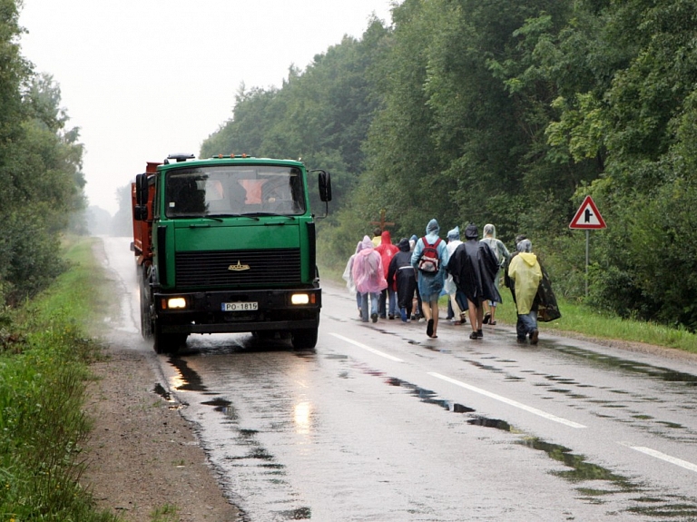 Autobraucējus Latgalē aicina rēķināties ar svētceļnieku grupām