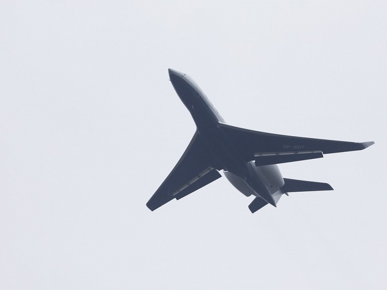 Pašvaldība lūdz novirzīt lidmašīnu ceļus no Ozolnieku ciemata gaisa telpas