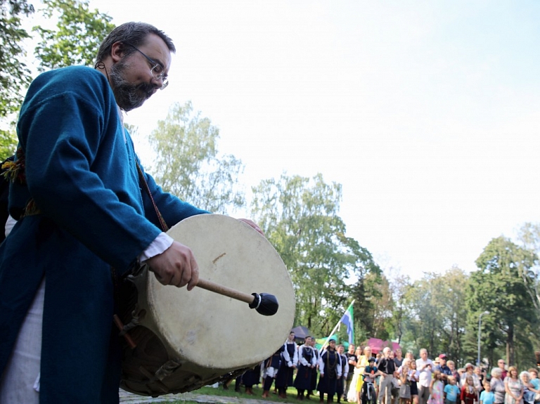 papildināta - Dundagā ap 350 cilvēku protestē pret domes vadības stilu, prasot atjaunot amatā atlaisto pārvaldes vadītāju Pinkenu