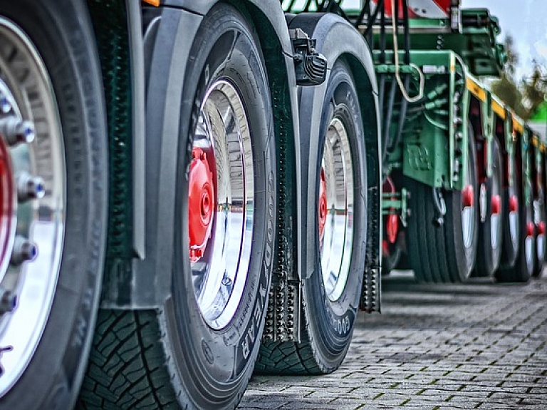 Aizdomās par traktoru nelikumīgu iegūšanu savā īpašumā amatu pamet Līvānu komunālās saimniecības vadītājs