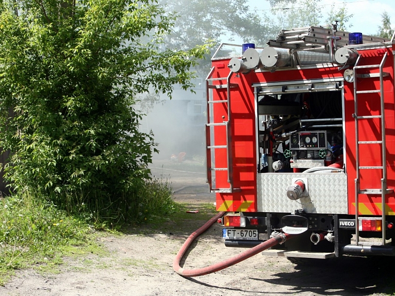 Jelgavā par automašīnas un atkritumu aizdedzināšanu apcietināts vīrietis