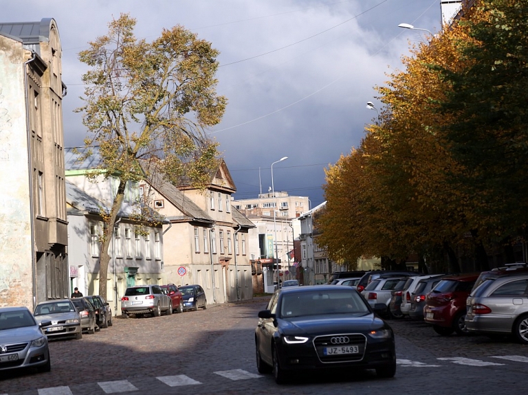 Brīdina autovadītājus par bīstami slidenu brauktuvi vairākos Liepājas krustojumos