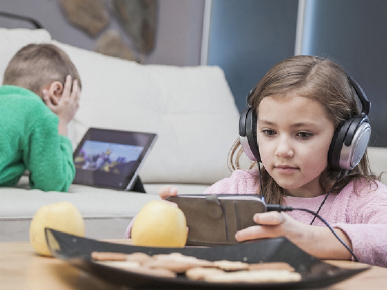 Kā parūpēties par veselīgu bērna digitālo dzīvi un laicīgi atpazīt riska signālus? Stāsta eksperts