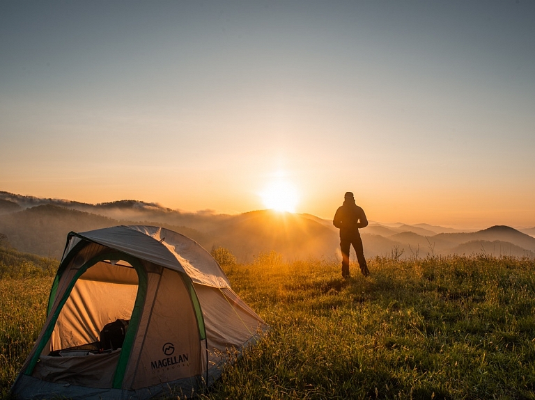 Lai atpūtā pie dabas justos kā mājās: 10 lietas, kam noteikti jābūt līdzi atpūtā ar telti

