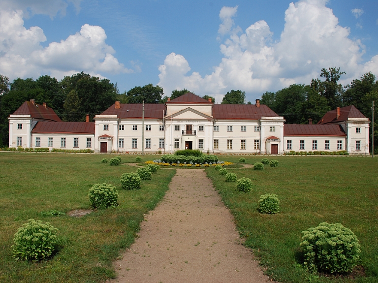 Varakļānu muižas pils – viena no pirmajām klasicisma stila celtnēm Latvijā

