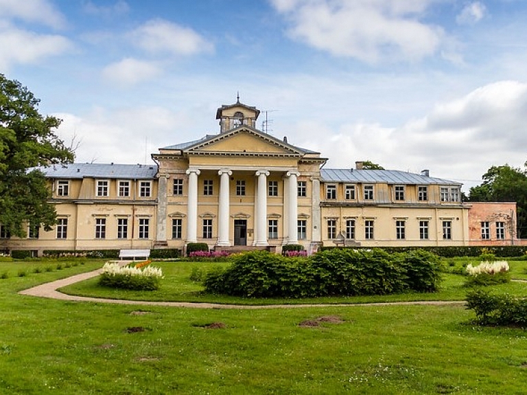 Krimuldas muižas pils – viens no spilgtākajiem klasicisma stila villu arhitektūras paraugiem Latvijā

