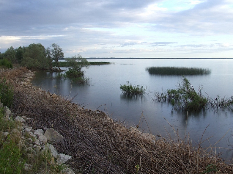 5 teiksmas par Latvijas ezeros nogrimušām pilīm

