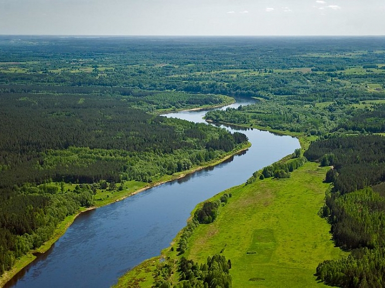 Unikālās ainavas un meandri dabas parkā Daugavas loki

