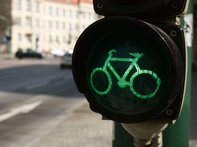 5 drošības nosacījumi, kas jāņem vērā, pārvietojoties ar velosipēdu pilsētvidē

