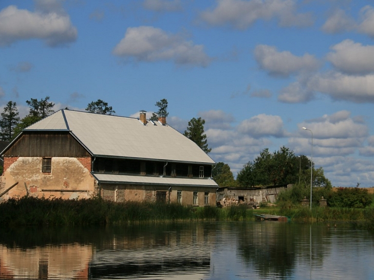 Ungurpils parks un ezers ar peldošajām salām

