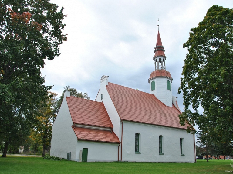 Valkas
- Lugažu Evaņģēliski luteriskā baznīca

